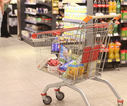 Комитет по конкуренции предупредил ритейлеров о недопустимости роста цен перед Рамаданом Комитет по конкуренции Узбекистана обратился к крупным торговым сетям и торгово развлекательным комплексам с предупреждением о необходимости обеспечения ценовой стабильности в период Рамадана Глава государства Шавкат Мирзиёев подчеркнул что в священный месяц Рамадан символизирующий щедрость доброту и благодарность особое значение приобретает поддержание стабильных цен на внутреннем рынке В этой связи профильным ведомствам было поручено принять комплекс соответствующих мер В целях недопущения необоснованного роста цен на социально значимые продовольственные товары спрос на которые традиционно увеличивается накануне Рамадана крупным торговым сетям и торговым объектам в регионах рекомендовано в оперативном порядке информировать Комитет по конкуренции о факторах способных повлиять на изменение розничных цен включая рост логистических и иных издержек Кроме того им предписано заранее предупреждать поставщиков о недопустимости необоснованного повышения цен Комитет по конкуренции действуя в рамках своих полномочий заявляет о готовности принять все необходимые меры для обеспечения ценовой стабильности на социально значимые продовольственные товары имеющие ключевое значение для благосостояния населения страны Telegram Facebook Instagram LinkedIn