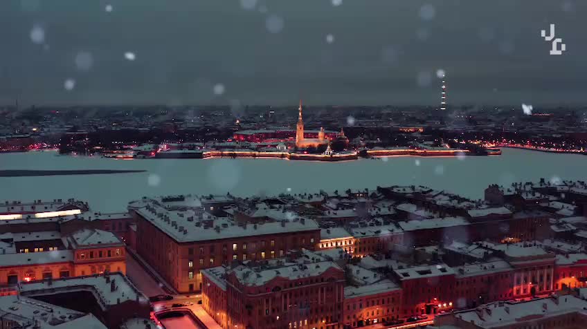 Петербург сохраняет новогоднюю атмосферу с яркими украшениями