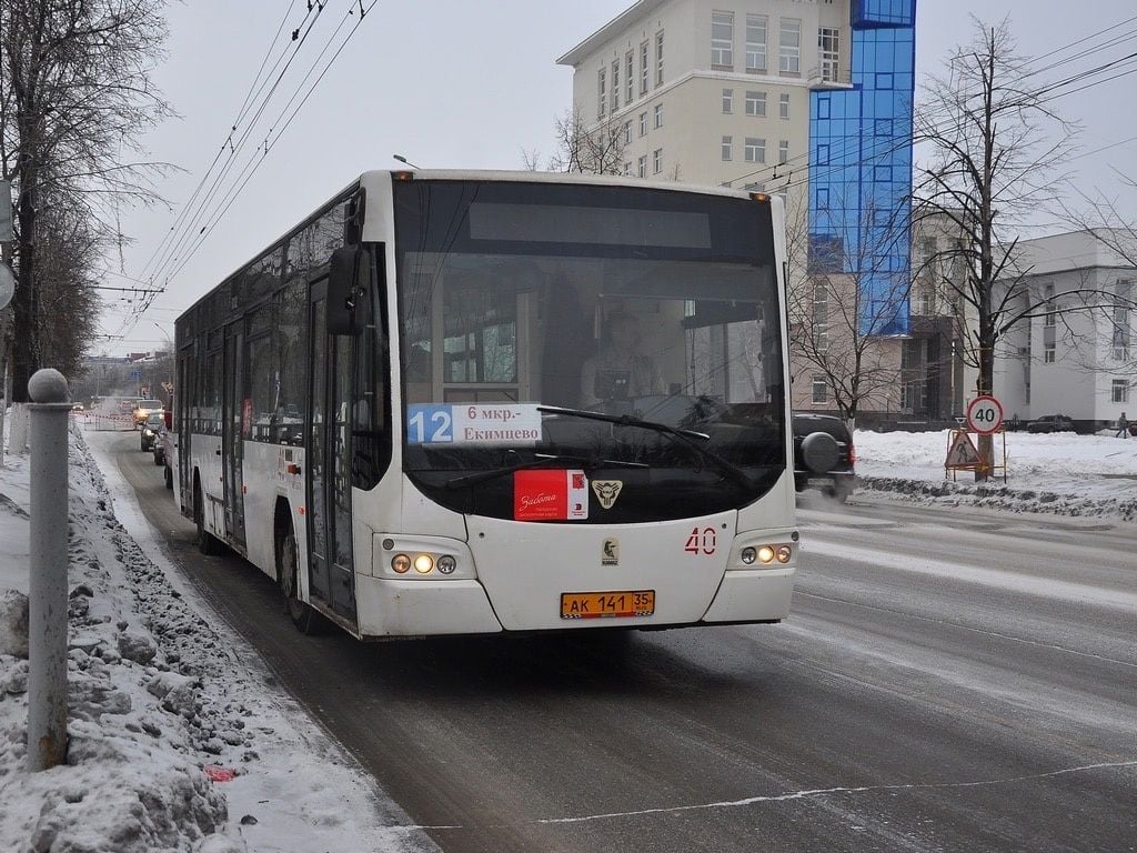 В Вологде крупный транспортно-финансовый скандал  Связан он с непонятными действиями администрации города при повышении тарифов на проезд во внутригородских автобусах, пишет телеграм-канал Вологодская вышка:  Получилось так: стоимость проездных выросла с 1 декабря, а разовые поездки подорожали только с 25 декабря. В итоге получилось так, что купившие заранее свои проездные билеты жители 3/4 месяца ездили по менее выгодным расценкам, нежели те, кто платил при каждой поездке.  К тому же рост стоимости проездных оказался более быстрым, чем увеличение разового тарифа  если раньше ри подорожании билетика на 3 рубля проездной дорожал на 100 рублей, то теперь, к примеру, школьный стал дороже сразу на 250 .  У многих вологжан возникло мнение, что дело даже не в сознательной экономической политике администрации Андрея Накрошаева, а просто в хаотичности процессов в руководстве муниципалитета, когда одни решения не увязываются с другими, а планирование вообще отсутствует, будучи заменено импульсивными приказами, зависящими не столько от Накрошаева, сколько от его областного начальства.  Фото: Типичная Вологда