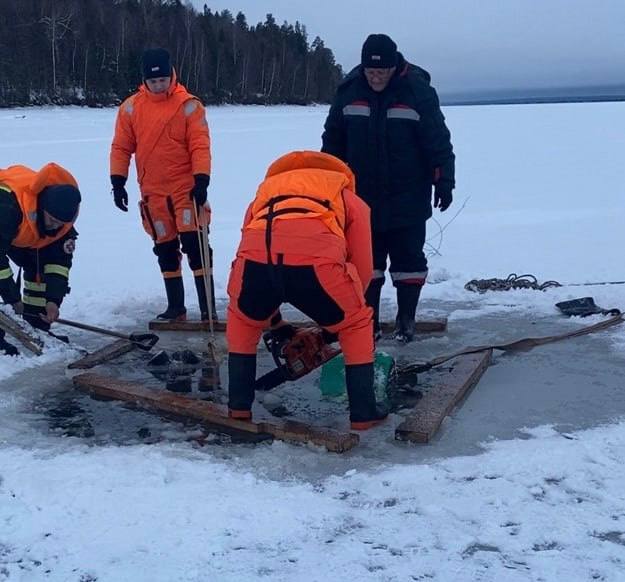 В Прикамье за неделю утонули трое рыбаков.  Сегодня стало известно о гибели двух мужчин в районе поселка Голованово. Ранее, 4 декабря, из Камы выловили тело еще одного рыбака. Мужчина утонул на реке Яйва в Березниковском округе.    Подписаться   Прислать новость