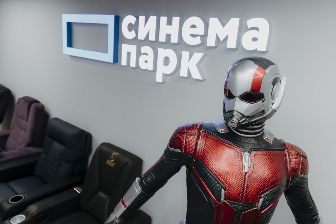 Крупнейшая киносеть «Синема парк» подала встречный иск к бывшему офису Sony Pictures в России: компания хочет отсудить почти 600 млн руб. упущенной выгоды из-за ухода голливудского мейджора с российского рынка.  Свои требования «Синема парк» объясняет тем, что за период с 2022 по 2025 год Sony Pictures выпустила в мировой прокат 15 новинок. Но в России они показаны не были, из-за чего киносеть недополучила кассовые сборы.   Ранее само экс-представительство Sony Pictures пыталось отсудить у российских киносетей больше 1 млрд руб. долга. Но с большинством участников рынка, кроме «Синема парка», удалось прийти к досудебному урегулированию.  Фото: Михаил Гребенщиков / РБК    Следить за новостями РБК в Telegram