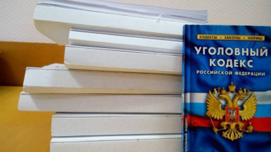 Следственной частью ГУ МВД России по СКФО возбуждено уголовное дело по факту хищения денежных средств за якобы оказанные медицинские услуги по системе обязательного медицинского страхования Преступления выявлены сотрудниками УФСБ России по Республике Ингушетия и МВД по Республике Ингушетия Установлено что двое сотрудников частной медицинской организации города Назрани Республики Ингушетия с целью незаконного обогащения в период с 2019 по 2024 годы вносили в электронные реестры счетов за оказанную медицинскую помощь заведомо ложные сведения о лицах в том числе умерших которым якобы этой организацией оказывалась медицинская помощь достоверно зная при этом об отсутствии факта обращения указанных лиц в учреждение за получением медицинской помощи Данные реестры фигуранты направляли в территориальный фонд обязательного медицинского страхования Республики Ингушетия для оплаты В результате неправомерных действий должностных лиц медицинского учреждения и неустановленных соучастников территориальному фонду обязательного медицинского страхования Республики Ингушетия причинен материальный ущерб в особо крупном размере на сумму свыше 121 млн рублей В дальнейшем полученные денежные средства фигуранты похитили и израсходовали по своему усмотрению Следственной частью ГУ МВД России по СКФО в отношении сотрудников медучреждения возбуждено уголовное дело по признакам преступления предусмотренного ч 4 ст 159 УК РФ мошенничество  В рамках расследования уголовного дела задержаны четверо подозреваемых решается вопрос об избрании им меры пресечения В ходе проведенных обысковых мероприятий изъяты флэш накопители и компьютерная техника В домовладениях подозреваемых изъяты драгоценности денежные средства в сумме 5 млн рублей и автомобиль премиум класса В настоящее время проводится комплекс оперативно розыскных мероприятий и следственных действий для установления иных участников противоправной деятельности
