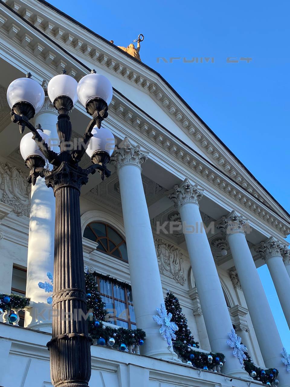 Новогодняя атмосфера в солнечном зимнем Севастополе  Фасад театра Луначарского украсили гирляндами и шарами.  Легендарный 24 Севастополь