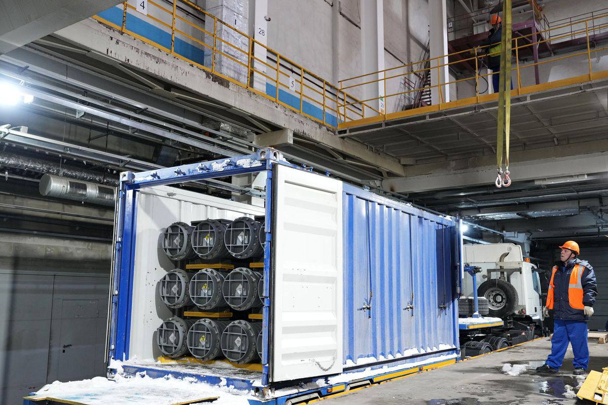 Росатом поставил в Индию ядерное топливо для стартовой загрузки третьего энергоблока АЭС Куданкулам Топливо изготовлено Новосибирским заводом химконцентратов Мощности второй очереди АЭС Куданкулам станут первыми в истории энергоблоками ВВЭР 1000 которые будут запущены сразу в 18 месячном топливном цикле Подписывайтесь на Росатом Оставляйте бусты новость АЭСКуданкулам ТВЭЛ НЗХК