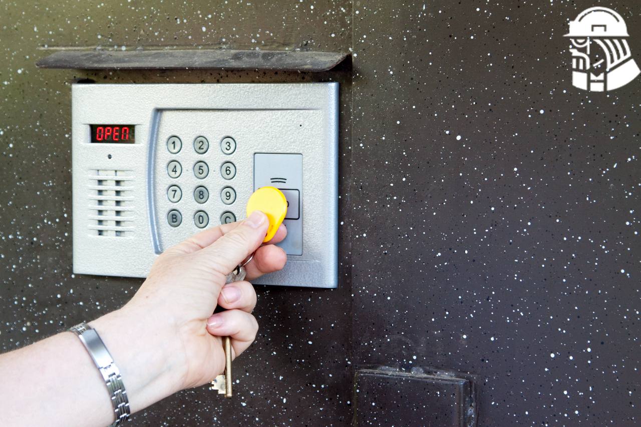 Сбой у оператора АСВТ оставил без интернета десятки тысяч жителей Москвы и Подмосковья Проблемы начались утром в нескольких жилых комплексах, включая «ЖК Рассказово 2.0», «Новые Ватутинки», «Датский квартал» и другие, сообщает Shot. Из-за перебоев не работают домофоны, банковские карты в магазинах принимаются только с физическим ключом, а любимые сериалы и фильмы оказались вне доступа. В компании АСВТ объяснили сбой DDoS-атаками с зарубежных серверов и пока не могут назвать сроки восстановления работы. Генеральный директор отметила, что дозвониться в техподдержку невозможно — телефоны работают через IP-телефонию, которая также вышла из строя вместе с сайтом и другими сервисами.