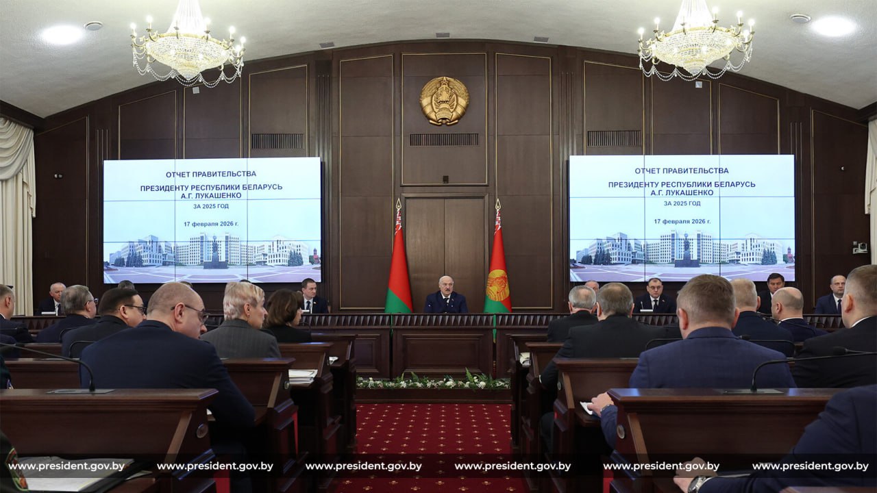 Лукашенко похвалил оперативность реагирования правоохранителей на вооруженное нападение в Смолевичском районе Посмотрел на Кубракова Молодец То что произошло то произошло Но через несколько минут раньше скорой помощи Был министр там и на месте разбирался кто в чем виноват Так должно быть если мы хотим считать себя народным государством заявил Президент По данным следствия 16 февраля около 4 00 трое вооруженных иностранцев в возрасте 17 18 лет ворвались в частный дом в агрогородке Будагово Используя биту и пистолеты они нанесли травмы 63 летнему хозяину его 65 летней супруге и 67 летнему брату В доме была установлена тревожная кнопка Департамента охраны МВД которую хозяин успел нажать когда началось нападение Лукашенко Смолевичскийрайон Читайте нас в MAX