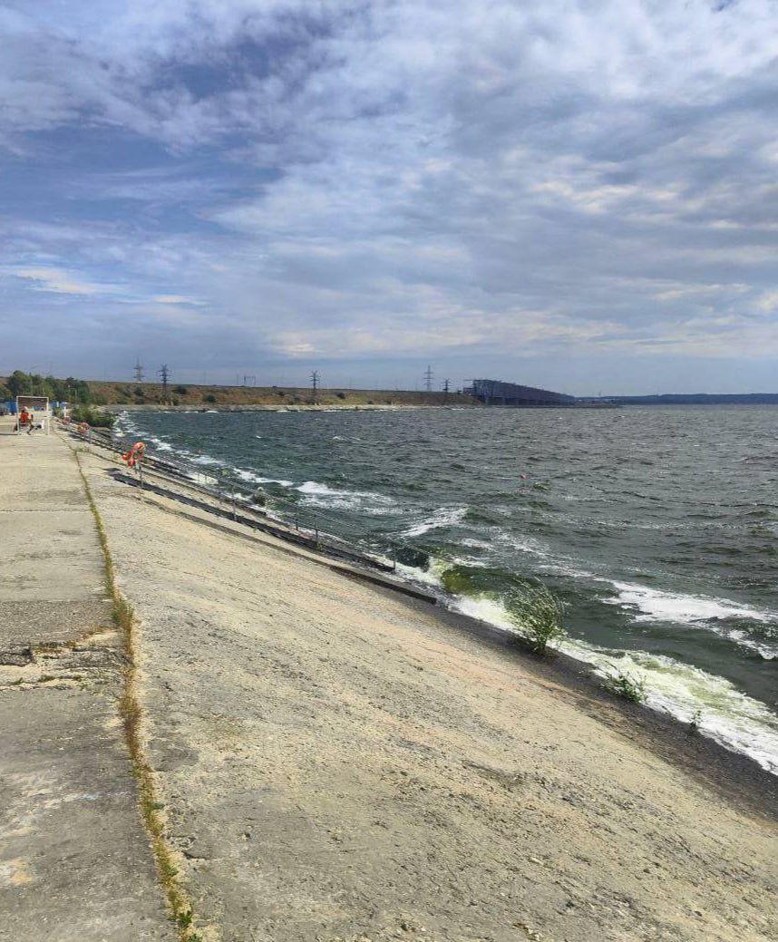 В Ульяновске временно запретили купаться в Волге из-за ухудшения погодных условий и образования волн на водохранилище. На Центральном пляже спасатели предупредили отдыхающих через громкоговоритель, а также вывесили черный шар, который обозначает, что заходить в воду опасно, сообщили в администрации города.