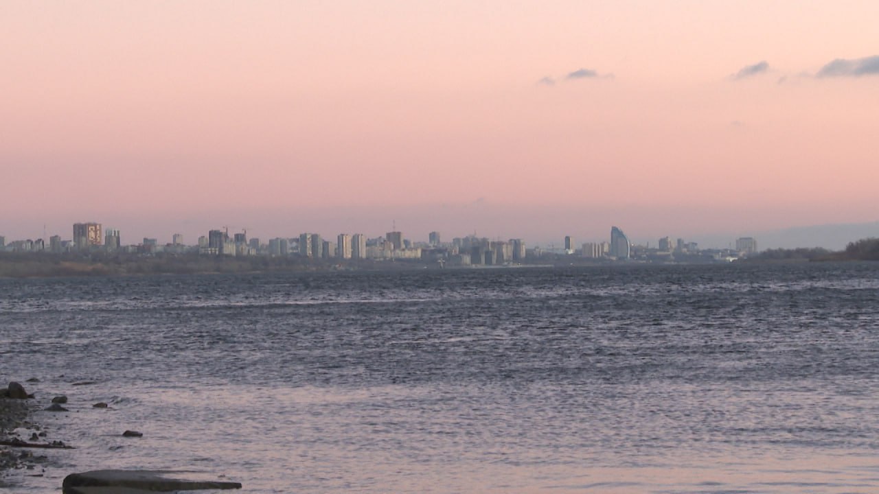 В Волгограде отметили самый слабый рост цен на вторичку с начала года Так стоимость готового жилья к октябрю выросла на 2 9 до 106 3 тыс руб за кв м гласят данные НДВ Супермаркет Недвижимости Для сравнения в топ 3 по росту ставки вошли Казань 22 до 214 5 тыс руб Москва 18 8 до 419 7 тыс руб Санкт Петербург 17 до 244 6 тыс руб Помимо Волгограда наименьшая динамика зафиксирована в Омске 7 3 до 117 3 тыс руб и Самаре 8 5 до 132 7 тыс руб Кроме того город на Волге отличился самыми доступными для кошелька предложениями Подписаться Перейти на сайт