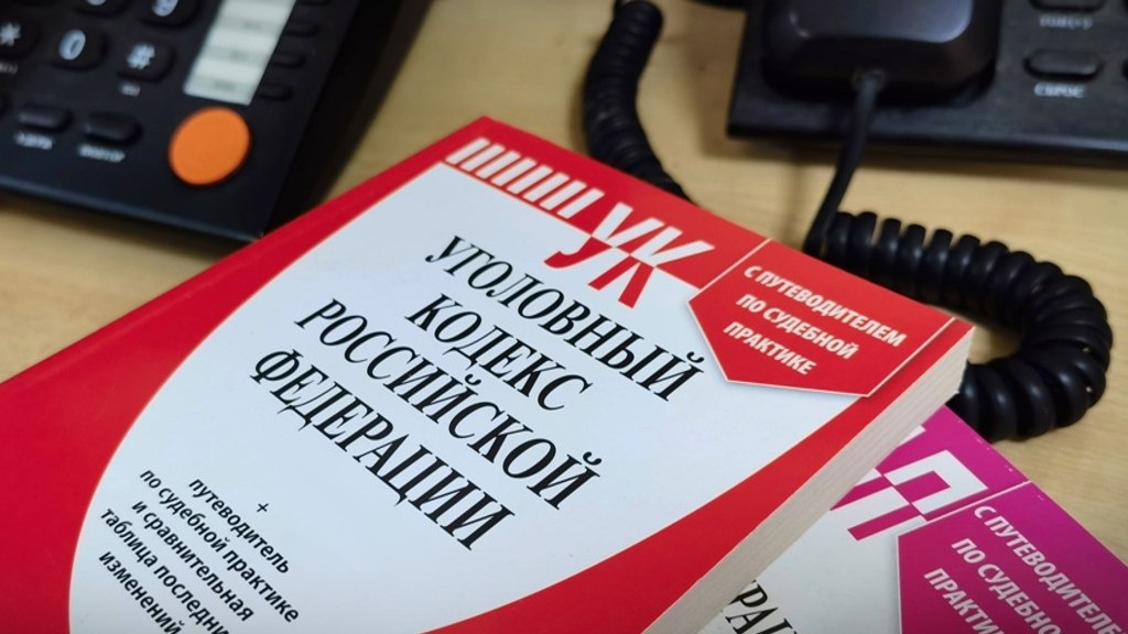 На Ставрополье окончено расследование уголовного дела о незаконном изготовлении и хранении оружия На скамье подсудимых окажется 49-летний житель города Невинномысска, чью противоправную деятельность пресекли сотрудники Управления уголовного розыска краевого Главка в рамках оперативных мероприятий. ⏺Следствием установлено, что мужчина самостоятельно внес изменения в конструкцию имеющегося у него газового пистолета модели «ИЖ-78-8». Кроме того, обвиняемый изготовил из 25 патронов газового и светозвукового действия. Проведенной экспертизой установлено, что изъятый пистолет подходит для стрельбы боевыми патронами. Также пригодными для стрельбы оказались и самодельные патроны. ⏺В настоящее время расследование уголовного дела завершено, а собранные материалы направлены в Невинномысский городской суд для рассмотрения по существу.