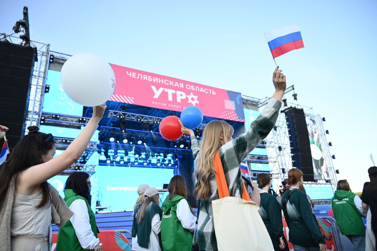 Южноуральцы представят на форуме «Утро» тематическую площадку «Исследователи»  На форуме «УТРО» будет организовано интерактивно-выставочное пространство «Единство и память Урала».   На пресс-конференции в ТАСС рассказали об основных мероприятиях молодежного форума. Среди участников беседы были стали начальник департамента внутренней политики аппарата полномочного представителя президента России в УрФО Сергей Конев, директор департамента общественных связей Тюменской области Ирина Широкова и директор форума Юлия Халитова.   Они обсудили цели форума, программу, тематические смены, нововведения и мероприятия, приуроченные к 80-летию Великой Победы.  На форум поступило 94 заявки от жителей новых регионов и 42 от иностранных студентов, обучающихся в российских вузах, всего заявки подали участники из 83 регионов России. Средний возраст заявителей составляет 23 года.   Основная тема форума – «Молодые профессионалы России». Каждый регион подготовит свою тематическую площадку: Свердловская область — «Разработчики», Ханты-Мансийский округ — «Управленцы», Курганская область — «Наставники», Челябинская область — «Исследователи», Ямало-Ненецкий округ — «Медиатехнологии», Тюменская область — «Профессионалы будущего».  Форум пройдет с 24 по 29 сентября в Тюмени под эгидой полномочного представителя президента России в УрФО Артёма Жоги и будет сопровождаться выступлениями губернаторов, профильных экспертов и участников специальной военной операции.