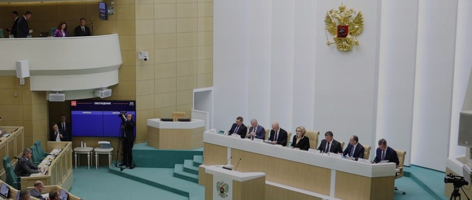 БДИПЧ ОБСЕ давно превратилось в инструмент политического давления в руках коллективного Запада и служит решению задач по вмешательству во внутренние дела суверенных государств выразил мнение первый замглавы Комитета Совета Федерации по международным делам Сергей Кисляк на круглом столе о целесообразности дальнейшего участия РФ в деятельности Бюро по демократическим институтам и правам человека ОБСЕ По его словам вопрос приобрел актуальность на фоне прошедших парламентских выборов в Молдавии на которые в очередной раз не допустили российских законодателей в качестве наблюдателей передает портал Выбор народа Строго говоря бюро закрыло глаза на отказ молдавского ЦИКа в аккредитации внешним наблюдателям на выборах считает он Как напомнил сенатор на фоне этого Президент РФ Владимир Путин пообещал провести консультации по вопросу того как России выстраивать отношения с БДИПЧ в дальнейшем Общая тенденция такова мнение наших представителей в бюро либо маргинализуется либо отводится куда то в конце доклада и нередко если оно не укладывается в общую линию руководства Бюро не учитывается заявил Кисляк Он считает что есть необходимость думать над развитием альтернативных моделей международного наблюдения основанных на договорно правовой базе Таковым институтом может стать институт наблюдения МПА СНГ заключил Кисляк