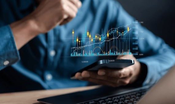 ЦБ обсуждает допуск обычных квалов к торгам криптовалютами Регулятор может разрешить торговать криптовалютами не только суперквалифицированным инвесторам как планировалось сначала но и обычным квалифицированным инвесторам Идея пока только на стадии обсуждения Базовая позиция допускать к прямой торговле криптой только суперквалов Ранее сообщалось что Минфин и ЦБ обсуждают эксперимент по торгам криптовалютой для особо квалифицированных инвесторов Также сейчас Центробанк готовит нормативный акт который сблизит критерии квалификации на рынке ценных бумаг и на рынке ЦФА fatcat18