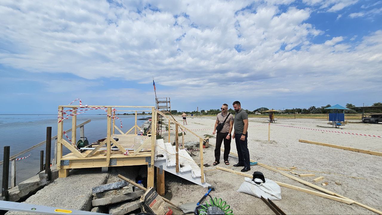 В конце лета в Скадовске, по поручению Дудки, отремонтировали спуск к морю  Пока другие регионы готовятся к летнему сезону в мае, в Херсонской области особенно гордятся тем, что люди смогли добиться благоустройства пляжной зоны в конце лета.   "Эта инициатива стала ответом на многочисленные просьбы жителей, обеспокоенных состоянием старых ступеней. Поврежденные ступени представляли опасность для отдыхающих, особенно для пожилых людей и детей. Хочу отметить важность оперативного реагирования на нужды граждан",  — хвалится Дудка.  К январю навесы для тени установят.