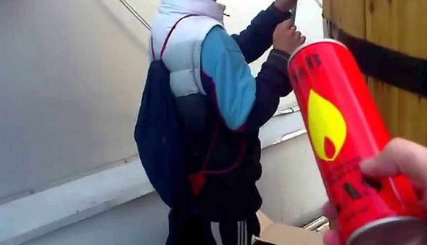 В Находке суд рассмотрит уголовное дело о смерти подростка из-за отравления бытовым газом Заместитель прокурора края утвердил обвинительное заключение по уголовному делу в отношении индивидуального предпринимателя из Находки. Он обвиняется по ч. 1 ст. 109 УК РФ причинение смерти по неосторожности . Следствием установлено, что 14 февраля 2025 года предприниматель, нарушив установленный запрет на продажу бытового газа лицам, не достигшим 18 лет, реализовал подростку в Находке три баллона со сжиженным газом. Несовершеннолетний употребил газ путем вдыхания, что привело к острому отравлению бутаном и его последующей смерти.