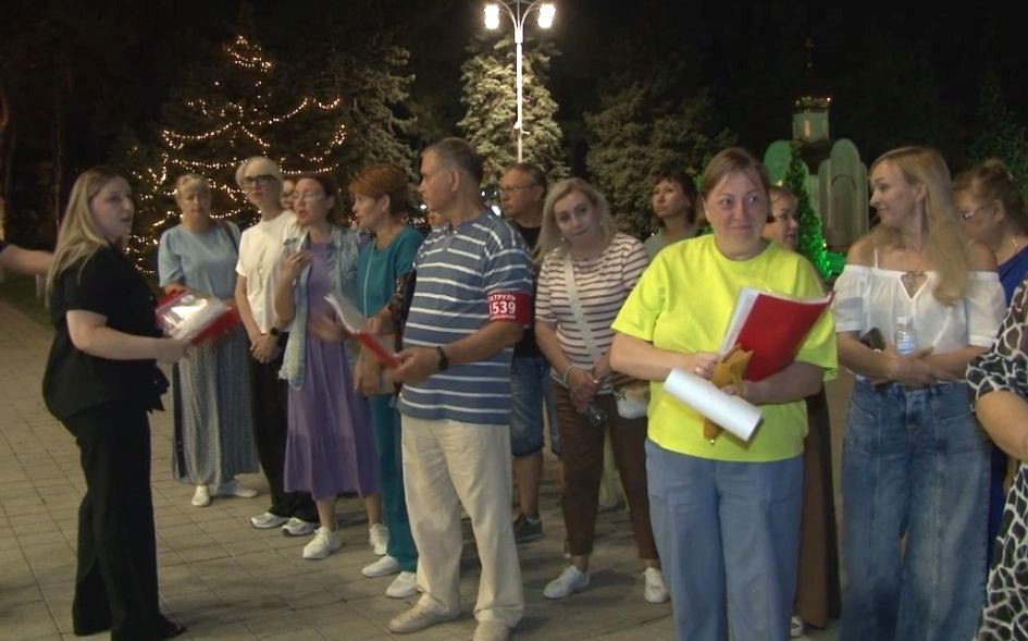 В Анапе продолжается контроль за соблюдением «Детского закона» Ежедневно в ночное время «Социальный патруль» в составе муниципальных служащих, работников образовательных учреждений и казаков проводит мониторинг по 30 маршрутам в городе и сельских округах. Напомним, что согласно пунктам закона №1539, школьники от 7 до 18 лет не могут находиться на улице без сопровождения родителей после 22:00, а дети до 7 лет не должны находиться на улице одни в любое время суток. За нарушение требований закона родителям грозит штраф - 500 рублей в случае, если ребенок гуляет на улице после 22:00, и до 5000 рублей при нахождении несовершеннолетнего в общественном месте в нетрезвом состоянии. Дети, обнаруженные без сопровождения родителей в Анапе после 22 часов, будут поставлены на профилактический учет.