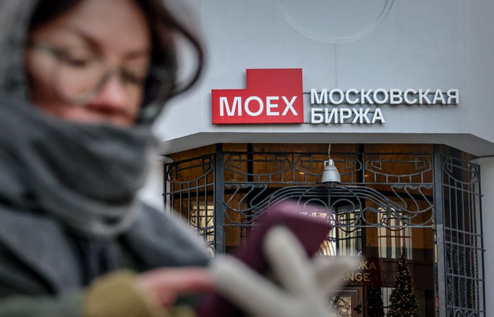 В начале основной сессии в среду российский рынок акций продолжил снижение на опасениях инвесторов относительно возможного затягивания мирного урегулирования конфликта на Украине, а также на фоне падения цен на нефть июньский фьючерс на Brent упал к $63,4 за баррель .Индексы МосБиржи и РТС за минуту торгов снизились на 1,2% к уровню закрытия основной сессии предыдущего торгового дня, лидируют в откате акции ПАО "Группа компаний ПИК" -4,2% , АФК "Система" -2,8% .К 10:01 индекс МосБиржи снизился на 1,2% до пункта, индекс РТС снизился на 1,2% до 1128,91 пункта;