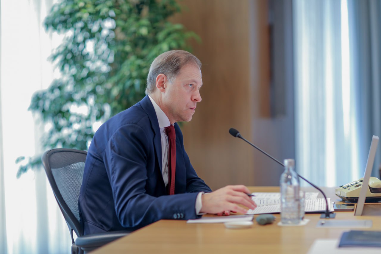 Денис Мантуров провел заседание госкомиссии по антиконтрафакту  Одним из вопросов мероприятия стало нормативное регулирование деятельности передвижных автозаправочных станций. Такие объекты занимают значительный сегмент рынка топлива, при этом риск оборота некачественного товара через них существенно выше, чем в стационарных заправках.   «Государственной комиссией с начала ее учреждения принят ряд решений по недопущению незаконной реализации автомобильного топлива. Это принесло свои результаты, мы подробно их разбирали в прошлом году – с 2015 года доля фальсифицированного топлива на рынке снизилась с 20% до 4%. Необходимо эту позитивную тенденцию транслировать и на передвижные АЗС», – заявил Денис Мантуров.   На заседании была утверждена «дорожная карта» по изменению нормативных актов, связанных с регулированием деятельности передвижных и контейнерных автозаправок. Также будут разработаны рекомендации для регионов относительно порядка размещения таких станций.   Вторым вопросом повестки стали проверки ввозимых в Россию транспортных средств на предмет их соответствия требованиям техрегламентов. Было принято решение продолжить такие проверки, а также организовать работу по выявлению документов о соответствии транспортных средств техрегламенту, оформленных без испытаний в аккредитованных лабораториях. Росстандарт и Росаккредитация будут иметь право их аннулировать.   Кроме того, Денис Мантуров поддержал предложение спикера Совета Федерации Валентины Матвиенко о внедрении обязательной маркировки детского молочного питания и системы прослеживаемости всех его ингредиентов. По итогам мероприятия Минпромторгу поручено проработать вопрос введения маркировки во всех сегментах детского питания.    Новости Правительства России
