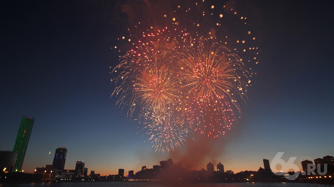Ограничения на фейерверки и шашлыки введут в Екатеринбурге Мэрия Екатеринбурга введет особый противопожарный режим почти на месяц с 13 декабря по 11 января Это необходимо чтобы обошлось без горящих елок пишет телеграм канал Екатеринбург Главное Официального постановления еще нет поэтому подробности ограничений пока неизвестны Но обычно этот режим запрещает разводить открытый огонь выходить в лес и ограничивает использование крупных фейерверков   Новости из Екатеринбурга