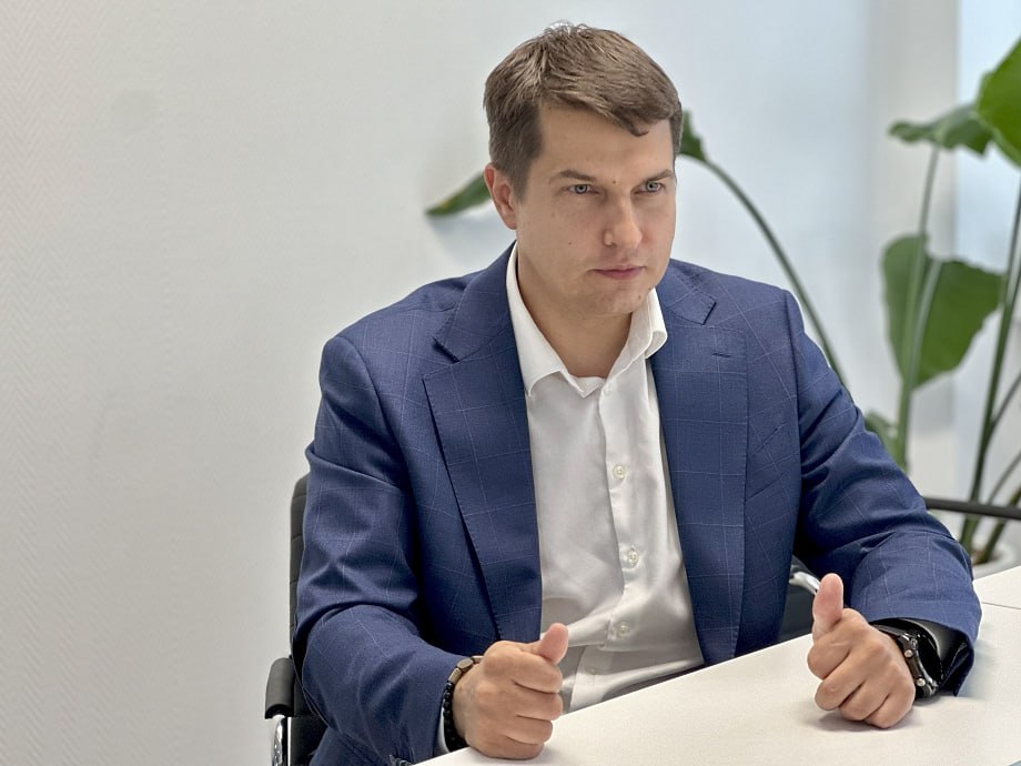 erid: 2VSb5wdK7nh Новое назначение в Т2 "Волга" Александр Устимов стал коммерческим директором макрорегиона «Волга» российского оператора Т2. Ранее он возглавлял департамент продаж и сервиса. Опыт: В Т2 с 2019 года. До этого – руководил розничным бизнесом в банках ПФО. В Т2 успешно реализовал ключевые проекты: развитие партнерских сервисов, оптимизацию дистрибуции, формирование дилерской сети и ребрендинг оператора в регионе. На новой должности Александр Устимов сосредоточится: - Развитие финансово-экономических показателей «Волги» - Рост абонентской базы - Разработка и внедрение коммерческих проектов - Повышение качества обслуживания клиентов - Завоевание справедливой доли рынка Алексей Сидоров, директор макрорегиона: «Александр показал профессионализм, бизнес-мышление и глубокое понимание рынка. Уверен, его назначение откроет новые возможности для реализации стратегии и принесет "Волге" значимые успехи». #партнерскийматериал Реклама ООО «Т2 Мобайл», ИНН 7743895280