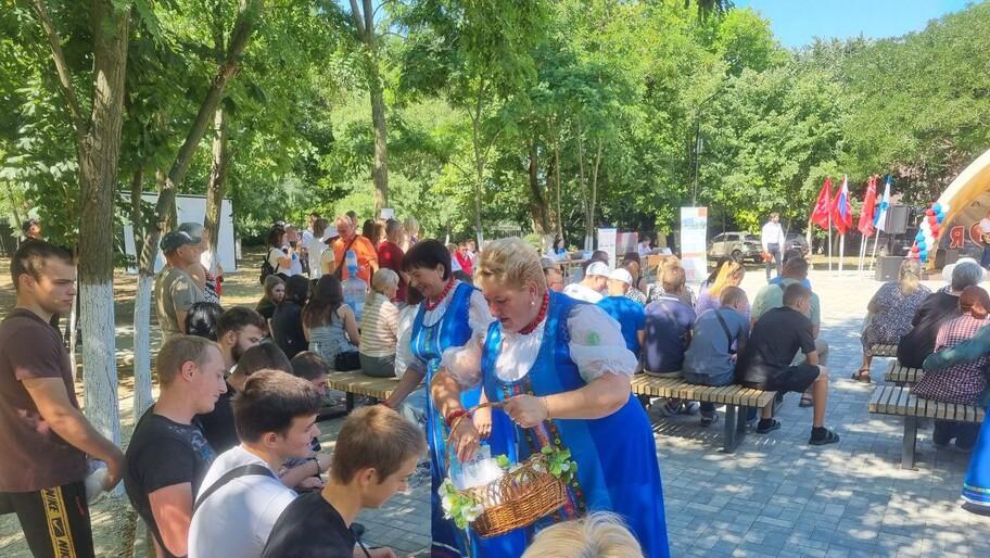 Более 1050 ярмарок прошли в Херсонской области с начала года  Торговые ярмарки проходят в 14 муниципальных округах левобережья еженедельно. Графики и места их проведения утверждают местные власти. Об этом Херсонскому агентству новостей сообщили в областном Министерстве промышленности и торговли.  «Предприниматели получают бесплатные места для торговли на ярмарках. Это одна из мер поддержки малого предпринимательства, которая способствует развитию местных брендов и компаний. И, что важно, жители области получают доступ к качественным продуктам по доступным ценам», — отметили в пресс-службе ведомства.  Организуют ярмарки администрации муниципальных округов, это направление в области курирует региональный Минпромторг. С начала года прошло более 1050 ярмарок, их работа продолжится во втором полугодии.