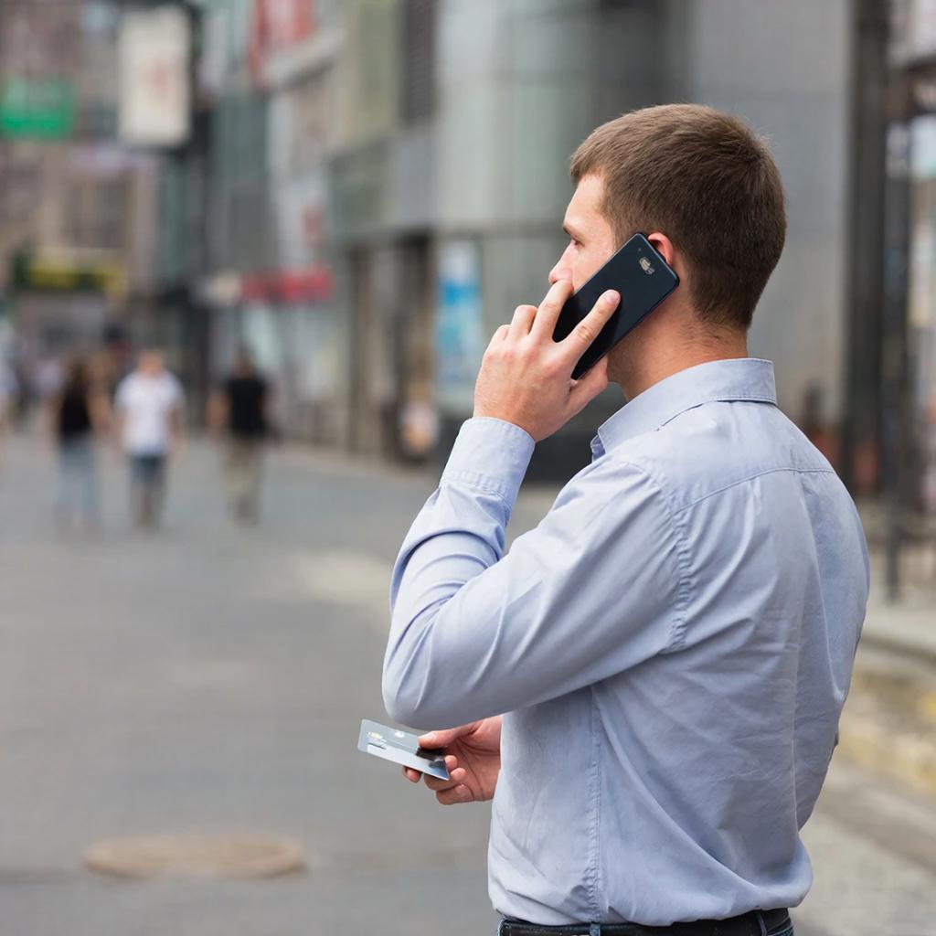 ЦБ опроверг сообщения о росте блокировок карт из за подозрительных операций По данным Центробанка РФ с 1 по 19 января текущего года было получено 7 4 тысячи обращений граждан по поводу блокировок карт из за подозрительных операций что вдвое меньше обычного уровня В ЦБ уточняют что что с 1 января действует новый порядок при фиксации признаков мошеннической операции банк не блокирует карту и перевод а лишь приостанавливает операцию на два дня или же отказывает клиенту в переводе За эти два дня банк информирует владельца карты о подозрительном переводе и если человек полностью уверен что происходящее не часть мошеннической схемы деньги размораживаются и отправляются россия общество экономика