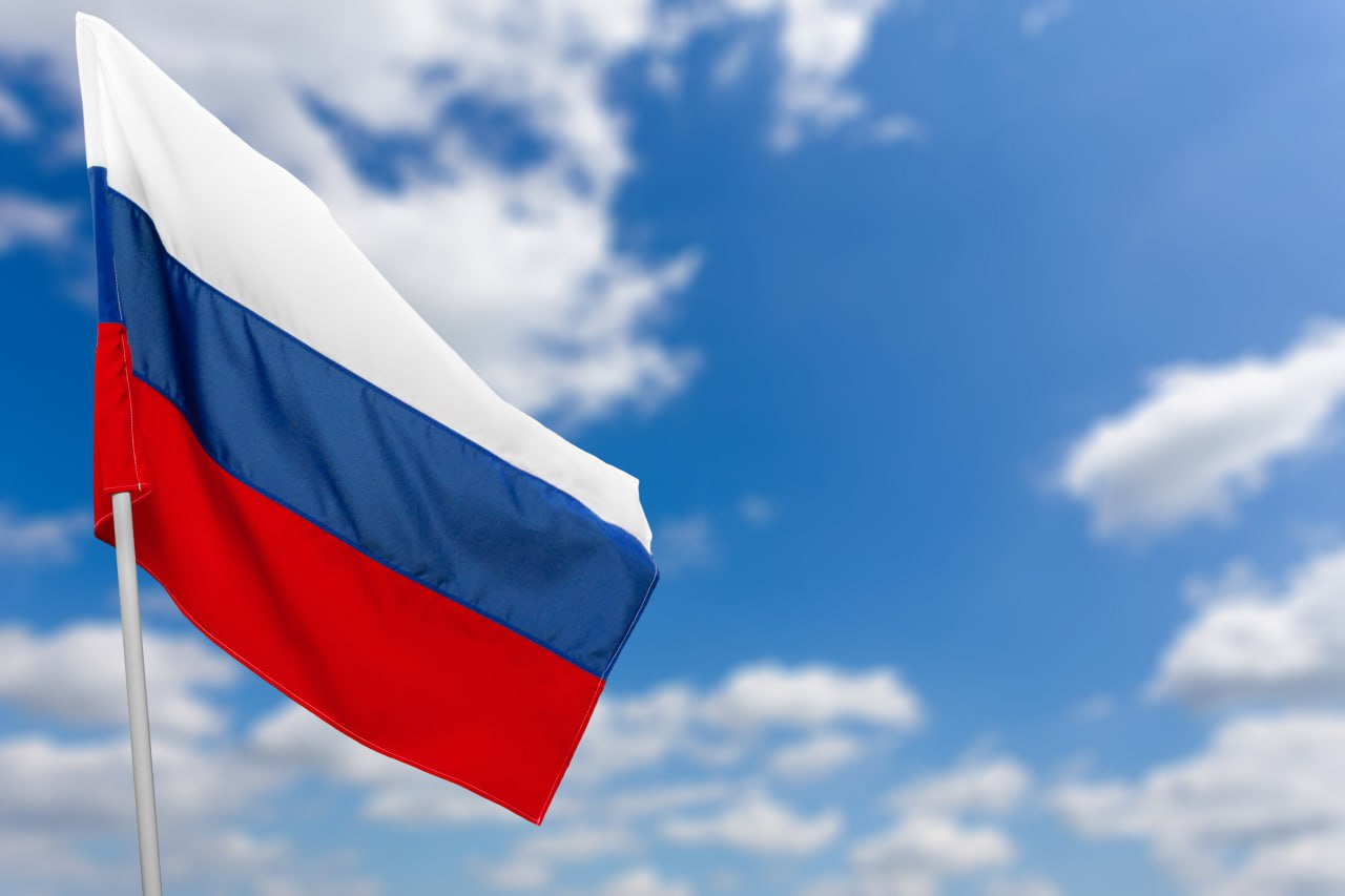 Казахстанцев не пустят в Россию без предварительной онлайн-заявки В России меняют порядок безвизового въезда для иностранцев. Мера вступит в силу через месяц и будет обязательной. С 30 июня 2025 года для въезда в Россию в безвизовом порядке иностранным гражданам, включая казахстанцев, придётся выполнять новое требование — заранее, не позднее чем за 72 часа до поездки, подавать электронное заявление через мобильное приложение RuID. Об этом напомнила официальный представитель МВД РФ Ирина Волк. «Приложение RuID создано специально для иностранных граждан и работает как аналог российской системы „Госуслуги“. Оно позволяет сформировать цифровой профиль и получить QR-код, который обязателен для предъявления при пересечении границы. В экстренных случаях — например, при необходимости срочного лечения или смерти близкого родственника — срок подачи заявления может быть сокращён до четырёх часов», — говорится в сообщении МВД РФ. Подавать заявление не потребуется тем, кто въезжает в Россию по визе, имеет разрешение на временное проживание или вид на жительство. Они освобождены от использования RuID и получения QR-кода. Ранее мы писали, что с 2025 года Россия сократила срок безвизового пребывания иностранцев до 90 дней в течение календарного года. Чтобы оставаться в РФ дольше этого срока, необходимо оформить документы на учёбу, работу или временное проживание. Также российские власти ужесточили требования к мигрантам, обязав их пройти биометрию, медосмотр, тесты на знание языка и законодательства. • Фото: Freepik.