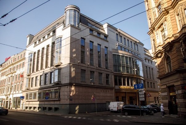 Аукцион по продаже Дома Москвы снова завершился безрезультатно Valsts nekustamie īpašumi VNĪ уже год пытается продать конфискованный Дом Москвы в Риге. В 2024 году Сейм Латвии принял решение отнять здание у Департамента городского имущества Москвы. Очередной аукцион по продаже здания завершился 14 июля в 13:00 и снова безрезультатно. Согласно распоряжению Кабинета министров от 28 марта 2024 года, VNĪ поручено выставить данное недвижимое имущество на торги, поэтому предприятие продолжает организовывать аукционы. Видимо, ждем новостей о следующей попытке.
