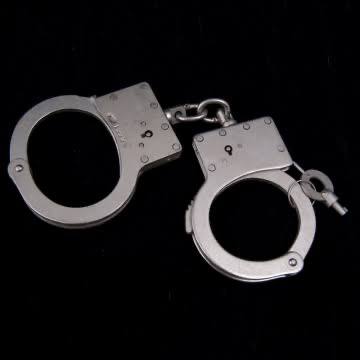 В 2025 году за террористические преступления в России осудили 2 тысяч человек Об этом сообщает ТАСС со ссылкой на Верховный суд Часть осужденных пошли на поводу у интернетных кураторов и поплатились за это своей свободой сломав собственную жизнь  Помните даже на первый взгляд безобидные просьбы в мессенджерах могут обернуться пожизненным заключением Еще страшнее что ваши действия могут привести к гибели людей Подписывайтесь на новости Амурской области в МАХ