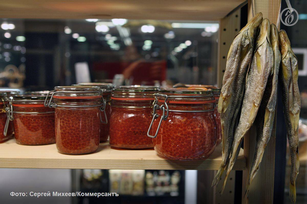 Россия наращивает импорт и экспорт рыбной продукции За январь сентябрь 2025 года импорт из Китая вырос на 20 до 72 тыс тонн из Чили на 60 до 53 тыс тонн Основные позиции скумбрия сайра форель и лососевые виды Одновременно экспорт российской рыбы и морепродуктов увеличился на 4 в объеме и на 14 в деньгах достигнув 1 6 млн тонн на сумму более 4 3 млрд Несмотря на рост потребления в мире Россия продолжает отставать от рекомендованных Минздравом норм потребления рыбы Стоит ли ждать снижения цен на красную икру разбирался Ъ Review ЪReview