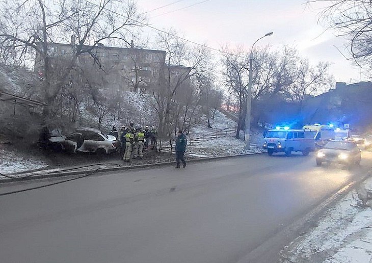 В Волгограде Лада Гранта c детьми врезалась в дерево и загорелась: погибла женщина  Страшная трагедия произошла в Тракторозаводском районе. Лада Гранта врезалась в дерево и загорелась. Женщина-водитель погибла, 14-ти и 17-летний подростки госпитализированы.  Подробнее