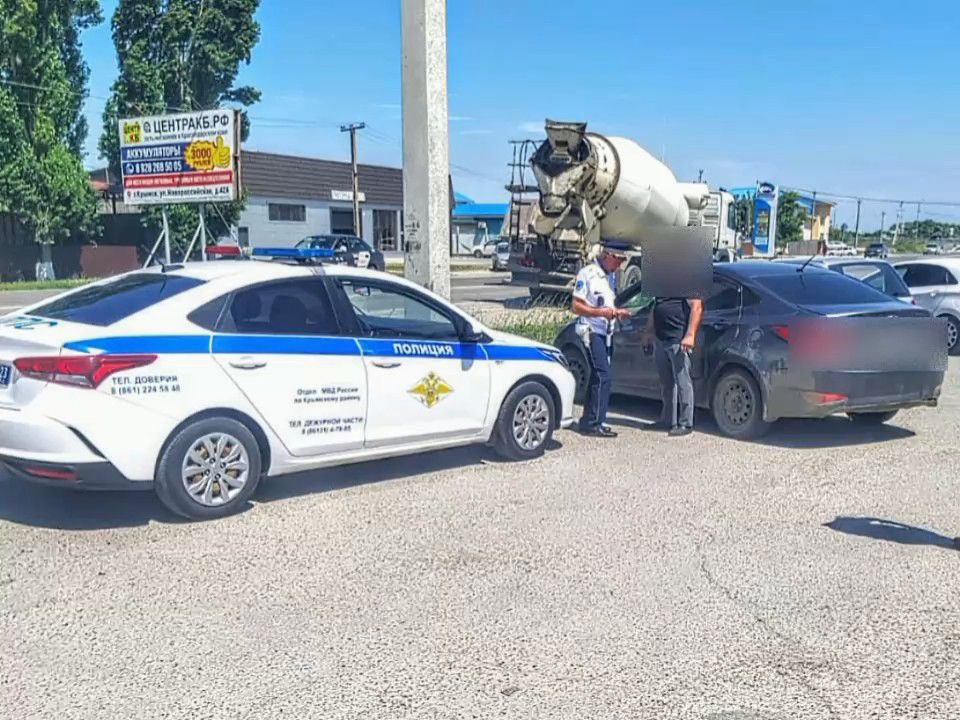Приехал в соседний район и лишился автомобиля Инспекторы ДПС Крымского района и судебные приставы с помощью программного обеспечения установили водителя, имеющего задолженности на общую сумму более 4 500 миллионов. Сотрудники Госавтоинспекции во взаимодействии со службой судебных приставов на постоянной основе проводят работу по принуждению водителей к оплате штрафов за нарушение Правил дорожного движения. Так, 26 июня в городе Крымске экипажем ДПС был остановлен водитель автомобиля «Хендай», владелец которого имеет значительное число неоплаченных административных штрафов за нарушение Правил дорожного движения. При проверке информации, совместно с сотрудниками ФССП, автоинспекторы установили, что 52-летний житель Абинского района действительно не оплатил 85 штрафов за нарушение ПДД РФ на общую сумму более 150 тысяч рублей. Кроме того, данный гражданин уклонялся и от уплаты иных задолженностей, общая сумма которых составила более 4 500 миллионов. На автомобиль должника наложен арест, транспортное средство изъято судебными приставами. Госавтоинспекция Кубани. Подписаться