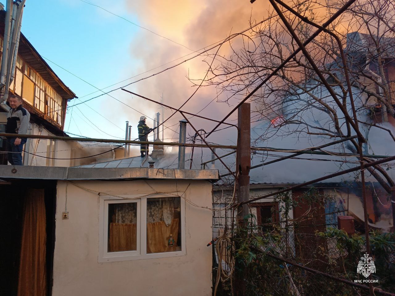 В Ялте на улице Кирова горят три дома   Там произошло возгорание одного одноэтажного дома и двух трехэтажных жилых домов. Площадь пожара 250 «квадратов», локализовать его удалось в 09:42.  «Всего на тушение пожара привлечено от РСЧС 7 единиц техники, 32 человека, из них от МЧС России: 5 единиц техники, 26 человек личного состава», — сообщили в ГУ МЧС России по Крыму.  Фото: ГУ МЧС России по Крыму