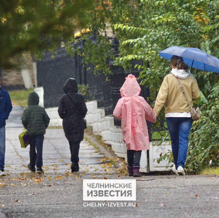 Ледяные дожди, но без снега: Татарстан окажется под влиянием северного антициклона  В ближайшие дни на территории Татарстана ожидаются резкие и существенные изменения погоды, прогнозируются дожди и сильный северо-восточный ветер. Как сообщил начальник Гидрометцентра РТ Феликс Гоголь пресс-службе КФУ, 10 октября, районы республики окажутся в тыловой части циклона, а затем попадут под влияние гребня северного антициклона, который принесет с собой дожди. Температура ночью понизится от 0 до + 5 градусов, днем от + 3 до +8, ожидается сильный порывистый ветер до 15 метров в секунду. С 11 по 13 октября Татарстан окажется под влиянием очень холодного северного антициклона.  Ночью 11 октября температура понизится до +3 градусов, ночью 12 и 13 октября до -2 -8 градусов. Среднесуточная температура в этот период будет на 4–6 градусов ниже нормы.  По словам профессора кафедры метеорологии, климатологии и экологии атмосферы Института экологии, биотехнологии и природопользования КФУ Юрия Переведенцева, если первая декада октября была теплой, то вторая декада уже приближается к своей норме.