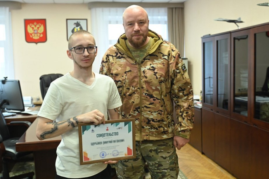 Первые четыре ветерана СВО получили свидетельства о прохождении программы «Герои Востока. Бизнес для СВОих» Свидетельства участникам вручил вице-губернатор края Артём Мельников, который и курирует данный проект. Программа помогает ветеранам спецоперации развивать бизнес-навыки и осваивать предпринимательские компетенции. Артём Мельников отметил, что они делают всё возможное для того, чтобы ветераны СВО адаптировались в мирной жизни и реализовали свои идеи. Напомним, в конце 2024 года Президент РФ предложил расширить проект «Время героев» для поддержки ветеранов спецоперации и запустить аналогичные программы на региональном уровне. В Хабаровском крае по поручению Дмитрия Демешина действует программа «Герои Востока». Стать её участником можно через хабаровский филиал фонда «Защитники Отечества».