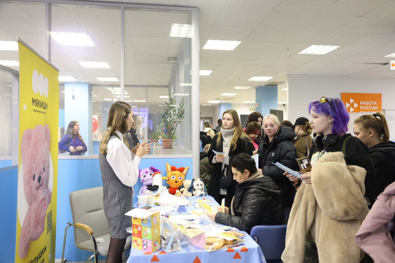 В Кадровом центре Великого Новгорода провели ночную ярмарку вакансий Свыше 200 студентов приняли участие в ночной ярмарке вакансий Ночь ПРО Предложения о трудоустройстве получил каждый седьмой посетитель остальные смогли завести полезные знакомства и обменяться контактами для дальнейшего карьерного диалога Ярмарка в таком формате прошла в регионе впервые и была приурочена к 85 летию системы среднего профессионального образования Будущие специалисты прошли путь от проектирования карьеры и обучения навыкам самопрезентации до реальных переговоров с компаниями региона Ночная ярмарка вакансий была организована в соответствии с национальным проектом Кадры и нацелена на ориентацию молодежи на потребности рынка труда