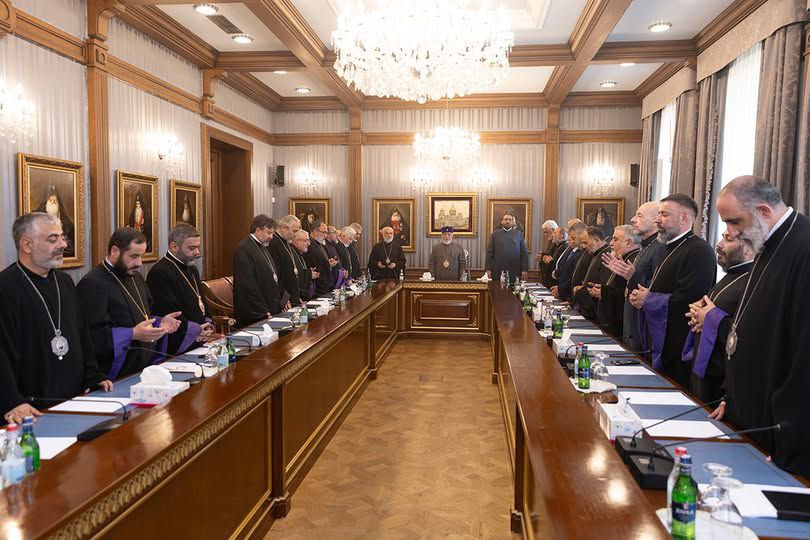 Борьба против Церкви продиктована политическими мотивами и нацелена на ущемление ее авторитета – заявление Верховного духовного совета  Первопрестольный Святой Эчмиадзин прокомментировал нападки премьера Армении Никола Пашиняна на Церковь и духовенство.  "Премьер-министр Армении начал очередную кампанию против Святой Армянской Апостольской Церкви, допустив оскорбительные высказывания и обвинениями в выражениях, неподобающих для государственного деятеля", – говорится в заявлении по итогам собрания Верховного духовного совета.  Публикации, изобилующие сквернословием, лишены норм этики, нарушают фундаментальные права человека, отмечает Совет. "Борьба против Церкви продиктована политическими мотивами и нацелена на ущемление ее авторитета в жизни нации и на международной арене.  Поведение премьера чревато разрушительными последствиями и угрожает армянской государственности", – подчеркивается в заявлении. Как отмечает Совет, такие действия в звучат в унисон антиармянским заявлениям и обвинениям азербайджанского агитпропа.   Вопросы Церкви решаются в соответствии с церковными постановлениями и правилами и находятся вне юрисдикции государственных и политических деятелей.   Мы призываем компетентные государственные органы прекратить эту незаконную политику премьер-министра", - говорится в заявлении. ААЦ также призывает верующих к единению и сплоченности вокруг веры и Церкви.