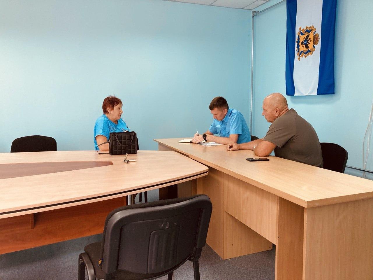 Первый заместитель прокурора Херсонской области Павел Зернов провел выездной прием граждан в пгт Горностаевка  Накануне, первый заместитель прокурора Херсонской области Павел Зернов провел выездной прием граждан в районном центре Горностаевского муниципального округа.  На прием обратилось 7 жителей, которые сообщили о нарушениях при начислении и выплате пенсий, требований законодательства о ЖКХ при обслуживании многоквартирных домов, о проблемах получения медицинского обслуживания и необходимостью обеспечения дополнительными средствами пожаротушения с. Ольгино. Также попросили оказать помощь с организацией дистанционного обучения детей в с. Каиры. Кроме того, актуальным для местных жителей остается вопрос предоставления меры социальной поддержки в виде обеспечения твердым топливом.  По всем принятым обращениям незамедлительно организованы проверки, по результатам которых при наличии оснований будут приняты исчерпывающие меры прокурорского реагирования, направленные на восстановление нарушенных прав граждан.