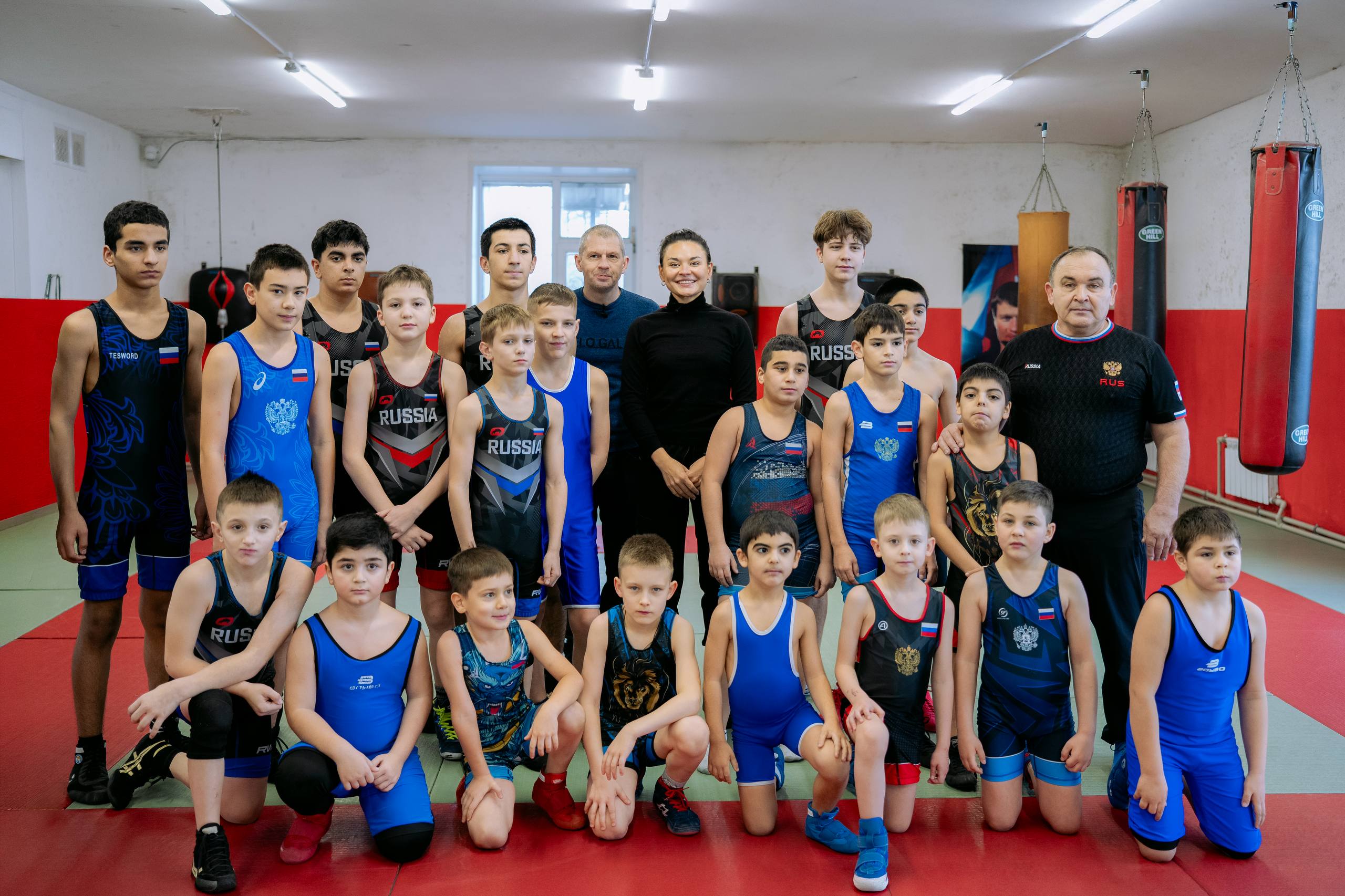 Председатель попечительского совета Фонда Орион Ксения Шойгу совместно с Народным фронтом в преддверии Нового года вручила в Курске подарки детям из эвакуированных семей Суджанского района и передала спортивную экипировку для юных борцов В ответ глава Суджанского района Курской области Алексей Спиридонов передал сувенир традиционный суджанский изразец ручной работы изготовленный воспитанниками инклюзивного центра Дышим Вместе города Курска