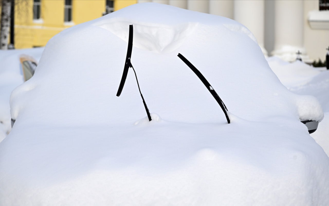 Хабаровский край вошел в топ регионов России по высоте сугробов Наибольшая высота снежного покрова зафиксирована в Камчатском Хабаровском и Красноярском краях следует из оперативных данных центра погоды Фобос Так в Камчатском крае снежный покров составляет 144 см местами до 168 см в Хабаровском крае до 134 см а в Красноярском крае до 103 см В топ 5 также вошли Магаданская область 99 см и Республика Коми 87 см Добавим что около Хабаровска высота снежного покрова достигает 35 см Источник ТАСС   Будь в курсе событий везде ОК VK MAX