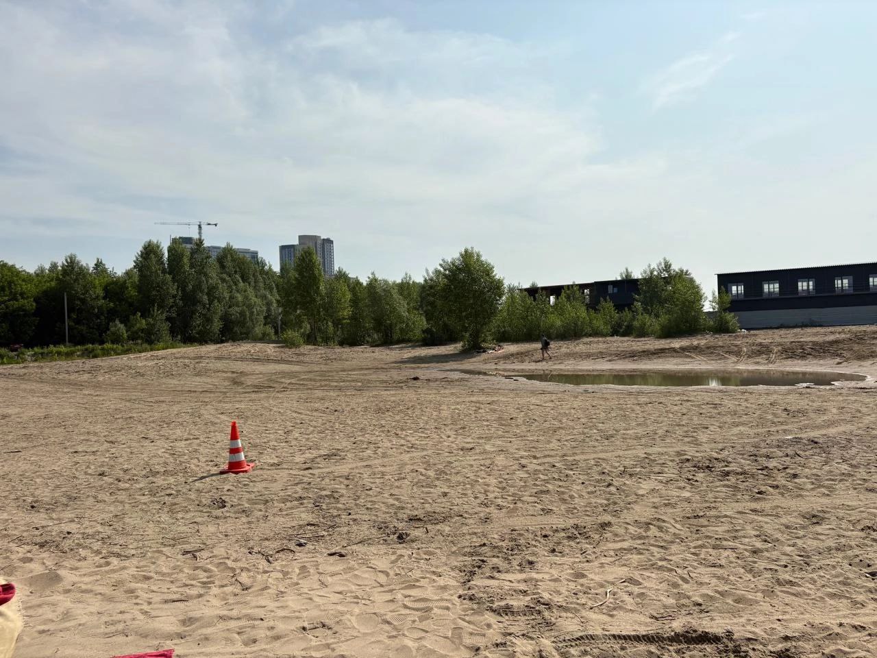 Водитель сбил женщину на пляже в Новосибирске и скрылся 14 июня 2025 года около 10:15 в Железнодорожном районе Новосибирска неизвестный водитель, предположительно, за рулём Toyota Land Cruiser Prado совершил наезд на женщину, загорающую на пляже в районе дома №275А по улице Береговая. По данным пресс-службы Госавтоинспекции Новосибирска автомобиль двигался со стороны улицы Сухарная. После происшествия водитель скрылся с места ДТП. В результате наезда пострадала женщина 1978 года рождения - её с травмами доставили в больницу. Все обстоятельства происшествия выясняются, ведётся розыск водителя и транспортного средства. АиФ