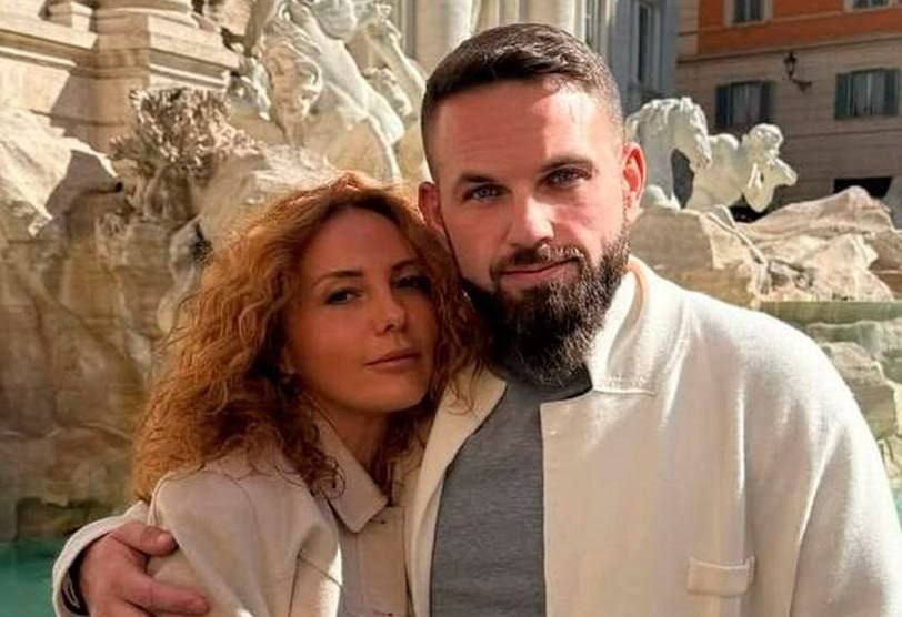 Криптотрейдер и друг Дурова Роман Новак и его жена убиты в Эмиратах По данным 112 близкие начали поиски после того как пара перестала выходить на связь Следствие установило что Новака с женой похитили с целью вымогательства денег Но не найдя желаемой суммы похитители жестоко расправились с супругами В начале октября их телефоны еще два дня фиксировались в Хатте и Омане а затем в Кейптауне ЮАР После этого сигнал пропал Преступники уже задержаны они граждане России Новак представлялся членом совета директоров Telegram его обвиняли в краже более 500 млн долларов которые он брал у инвесторов якобы на развитие бизнеса banksta