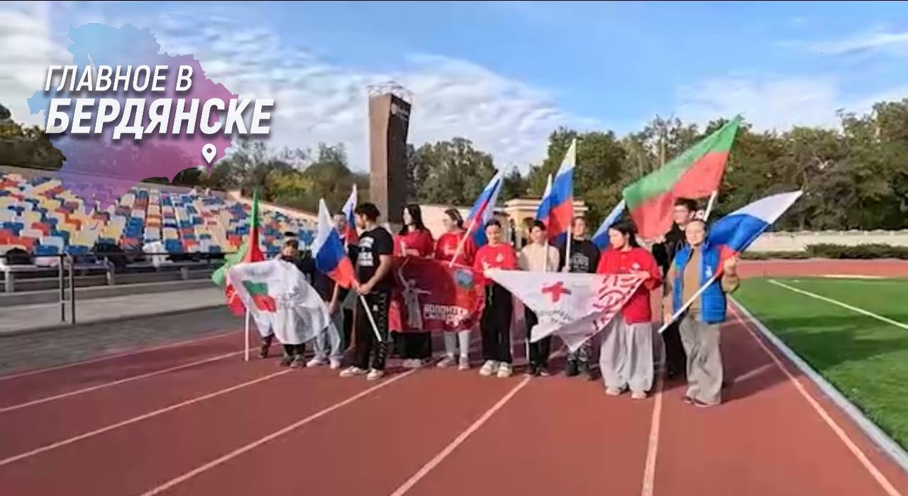В Запорожской области прошел забег ко Дню отца В парке состоялся традиционный забег приуроченный ко Дню отца В мероприятии участвовали активисты Волонтерской роты и Волонтеров Победы медицинские работники и спортсмены Центра спортивной подготовки Возраст участников составил от 12 до 25 лет Перед стартом спортсмены провели разминку под руководством воспитанника спортивной школы Дмитрия Оглы Все участники забега получили от организаторов памятные грамоты и призы