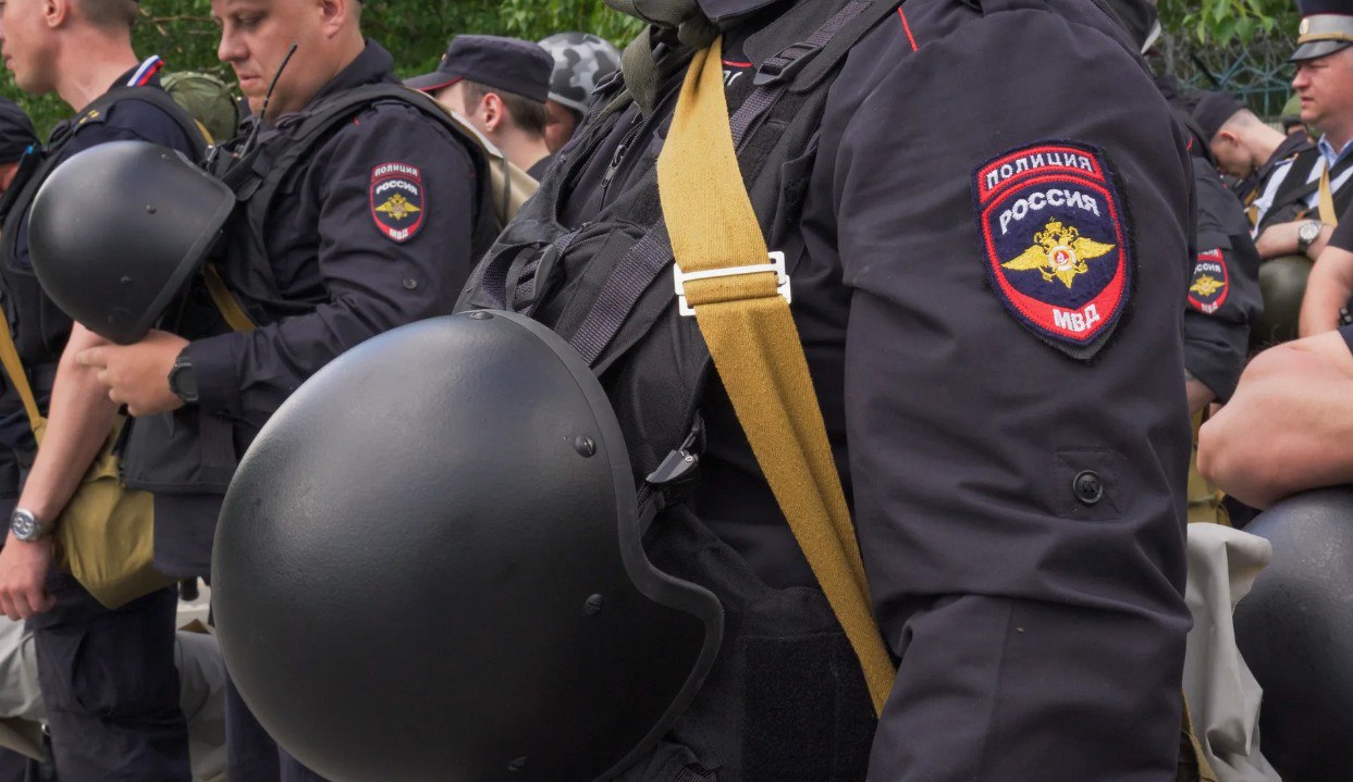 Сегодня в Иркутске на улицах будет много полицейских и спецтехники Очень много Но в МВД призывают граждан на это не обращать внимания В областном центре сегодня пройдут учения гарнизона полиции учувствовать в котором будут все территориальные отделы МДВ Иркутян просят не беспокоиться из за перемещения полицейских использования спецтехники и сигналов Мероприятия направленные на повышение безопасности и отработку действий в нестандартных ситуациях продлятся весь день Полиция призывает отнестись к ситуации с пониманием Подпишитесь на канал