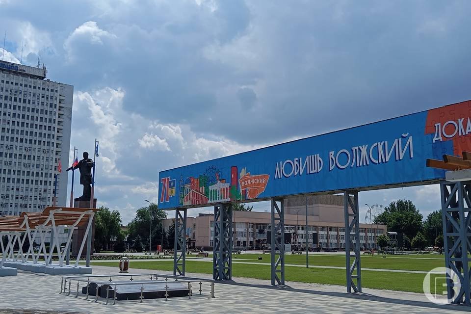 В Волжском на маршруты вышли первые новые автобусы Новые автобусы с кондиционерами и валидаторами тестируют в городе спутнике В Волжском Волгоградской области на городские маршруты 2у 14 и 24 вышли первые новые автобусы Сейчас они проходят тестовые рейсы а до Нового года техника появится на всех 20 автобусных маршрутах города В администрации города спутника сообщили что с начала 2026 года новые машины начнут регулярно курсировать по маршрутам 2у 14 1 24 34 а также на линиях ведущих к предприятиям химического комплекса Все автобусы оборудованы кондиционерами валидаторами для бесконтактной оплаты камерами видеонаблюдения и счетчиками пассажиропотока Кроме того они имеют низкий пол и аппарели для маломобильных пассажиров К слову 17 декабря Волжский получил 80 новых автобусов большого и среднего класса