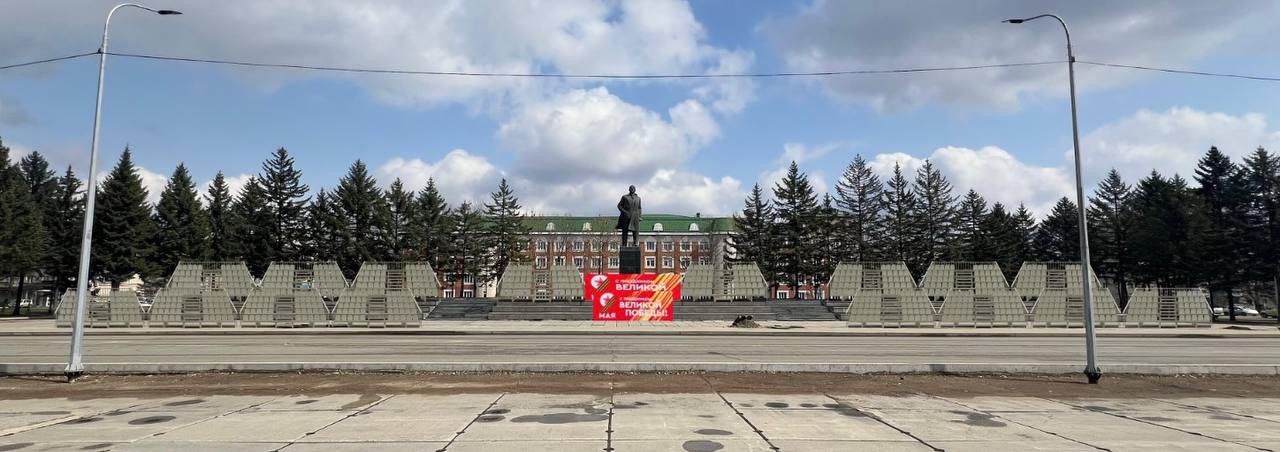 Началась подготовка к празднованию 80-летия Победы в Биробиджане В эти минуты на площади им. Ленина стартовал монтаж новых трибун. Количество мест для зрителей ожидается около 900. Готовый макет трибун представлен на фотографии. Традиционную прямую трансляцию торжественного прохождения парадных расчетов, посвященного 80-й годовщине Победы в Великой Отечественной войне 1941–1945 годов, будет вести медиахолдинг РИА Биробиджан на телеканалах НТК-21 21 канал и ОТР, на портале riabir.ru, а также в социальных сетях медиахолдинга во ВКонтакте и Telegram. Все НОВОСТИ ЕАО в одном месте жми Прислать новость
