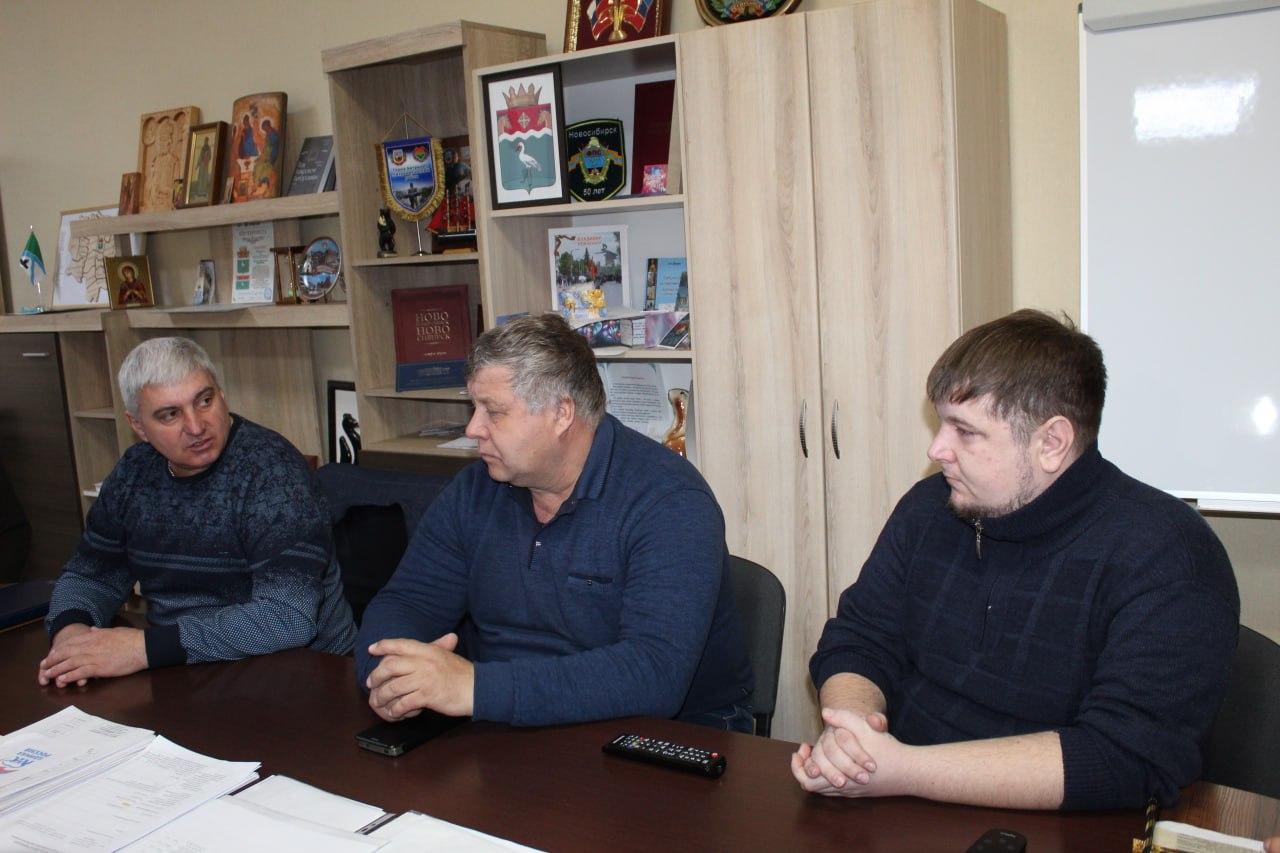 В Беловодске прошло заседание штаба Сегодня Виталий Коваленко провел заседание штаба по половодью на р Деркул Заслушал доклады руководителей служб о сложившейся ситуации на территории всего муниципального округа Хочу заметить что ситуация с паводком остается контролируемой в связи с понижением температуры сегодня ожидается уменьшения уровня воды На улице Зинченка пгт Беловодска и в с Гармашовка где имеется подтопление дороги организована работа спецтехники по необходимости будет организован подвоз продуктов питания и медикаментов отметил Глава муниципалитета По сёлам ситуацию с паводками на постоянной основе мониторят начальники отделов жизнеобеспечения подтопления жилых домов не зафиксировано По итогам заседания Виталий Коваленко дал поручение об организации подвоза жителей в центр поселка в объезд подтопленного моста по ул Шевченко Поручил осуществлять постоянный мониторинг ситуации с подтоплением во всех населенных пунктах округа на постоянной основе мониторить уровень воды в р Деркул