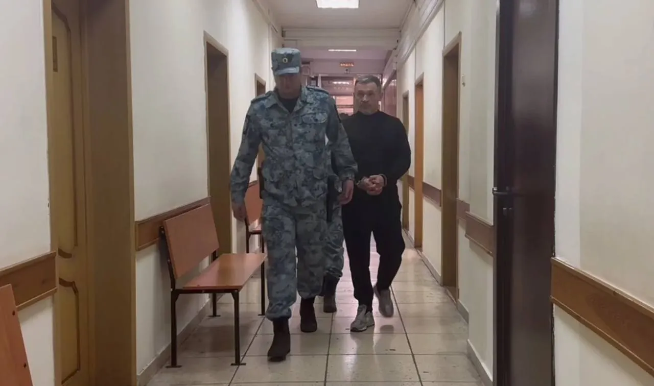 Суд в Сочи признал Алексея Лазарева исполнительного директора ООО Многофункциональный депозитарный центр виновным в хищении средств клиентов на сумму 220 млн руб Компания предлагала услуги по аренде ячеек для хранения денег Клиентов убеждали что дубликаты ключей могут использоваться только в присутствии сотрудников Росгвардии и самого арендатора На самом деле господин Лазарев имел свободный доступ к содержимому хранилища Алексей Лазарев похитил средства и скрылся но вскоре был задержан Валюту на сумму 600 тыс он спрятал в лесу и после ареста указал место тайника однако основную часть средств найти не удалось За 27 краж он отправится в колонию общего режима на 10 лет Объединенная пресс служба судов Краснодарского края Подписывайтесь на Ъ в Telegram в MAX