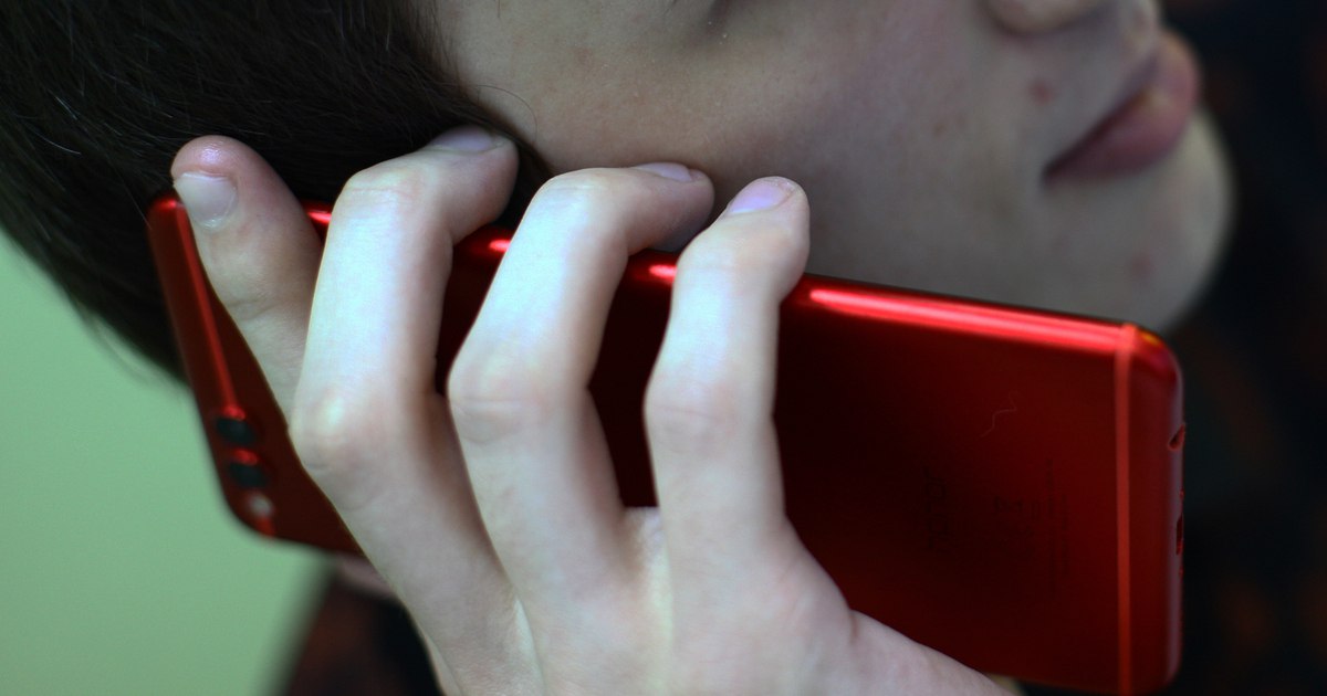 Жителям Калининградской области рассылают сообщения от сотрудников прокуратуры предупреждение ведомства Мошенники используют фотографии и персональные данные реальных руководителей ведомства чтобы выманить у людей деньги В прокуратуре отметили что случаи обмана продолжают регистрировать в разных районах региона Злоумышленники пишут в мессенджерах от имени сотрудников надзорного органа и требуют решить вопрос перечислить деньги или выполнить другие действия Такие просьбы преступные схемы к которым прокуратура не имеет отношения В ведомстве призывают жителей быть внимательными и не вступать в общение с лжесотрудниками При получении подобных сообщений или звонков рекомендуется сразу связаться с прокуратурой области по телефону 8 4012 576 860