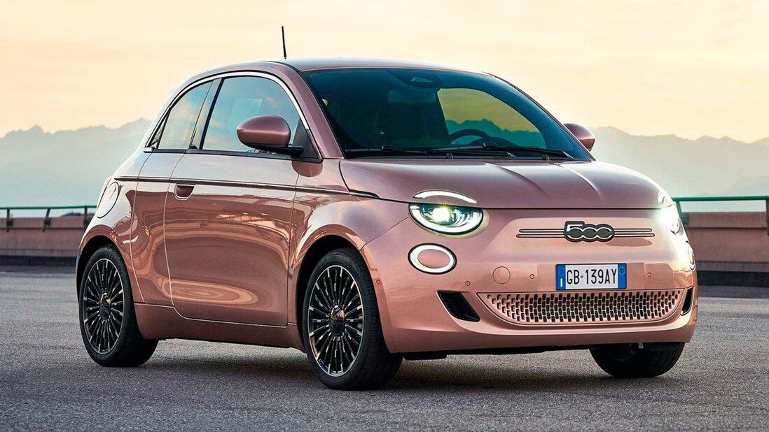 Выпуск Fiat 500e приостановят на месяц: его никто не покупает  Fiat объявил о приостановке сборки электрохэтчбека 500е с 13 сентября. Пауза продлится как минимум месяц. Причина — отсутствие заказов на модель.   Машина производится на заводе Мирафьори в Турине. Концерн Stellantis прямо указал причину простоя в своём заявлении, но при этом не преминул отметить, что проблемы с продажами электромобилей в Европе сейчас испытывают практически все бренды.