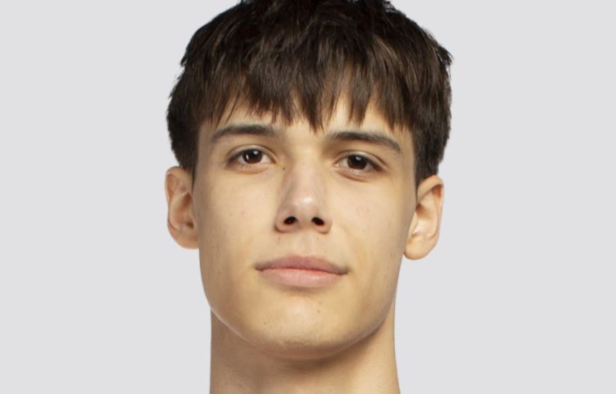 После избиения баскетболиста ЦСКА в ночном клубе возбудили уголовное дело Уголовное дело об умышленном причинении тяжкого вреда здоровью возбуждено после избиения 18 летнего баскетболиста системы ЦСКА в ночном клубе города Раменское сообщила пресс служба подмосковного СК Дело возбуждено по пп д з ч 2 ст 111 УК причинение тяжкого вреда здоровью из хулиганских побуждений с применением оружия или предметов используемых в качестве оружия предусматривает лишение свободы на срок до 10 лет В пресс службе регионального ГУ МВД отметили что правонарушитель 1999 года рождения установлен его разыскивают 4 ноября в ЦСКА заявили что 18 летний защитник молодежной команды Владимир Ершов находится в больнице в тяжелом состоянии с черепно мозговой травмой Позднее его перевезли в Москву 7 ноября перевели из реанимации а 12 ноября выписали ЦСКА Подписаться на РБК Спорт